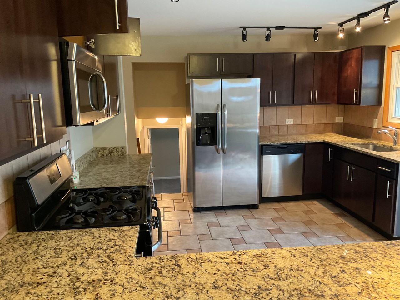 308 Iowa Ct - Photo 3 of 17