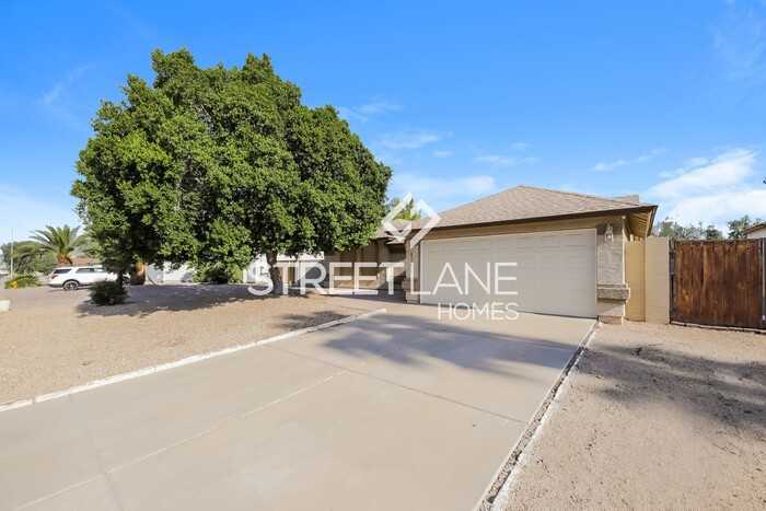 6742 W Brown St - Photo 2 of 16