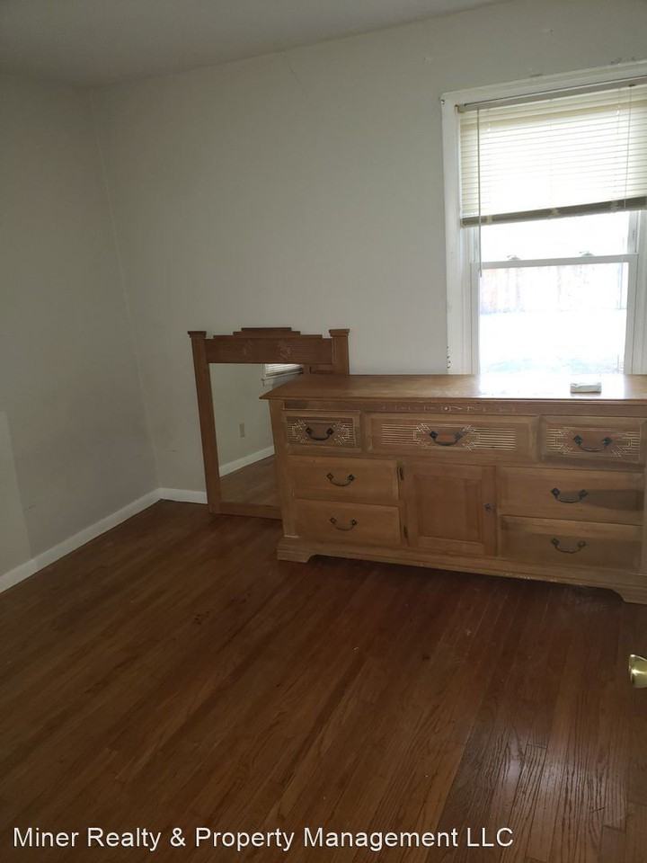 909 Elm St - Photo 2 of 7