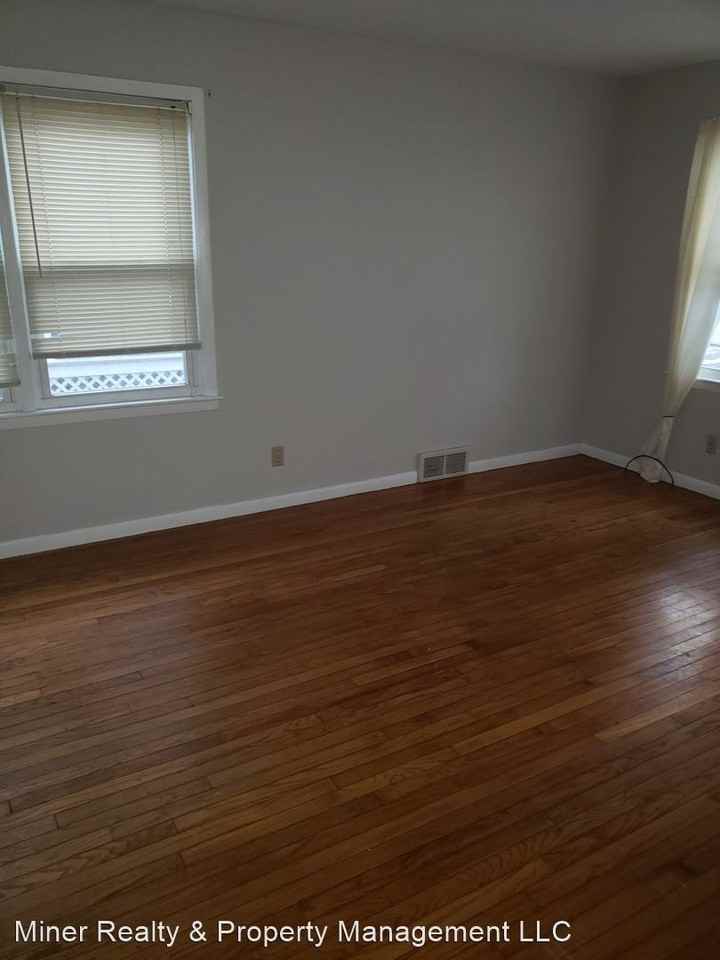 909 Elm St - Photo 3 of 7