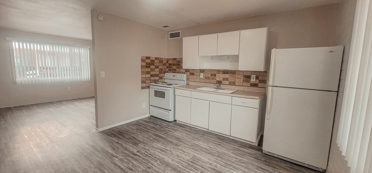 3025 N Los Altos Ave - Photo 2 of 10