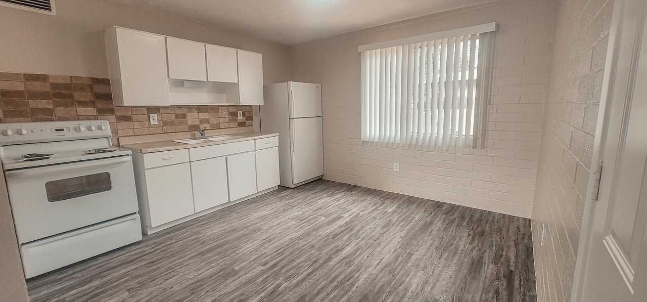 3025 N Los Altos Ave - Photo 3 of 10