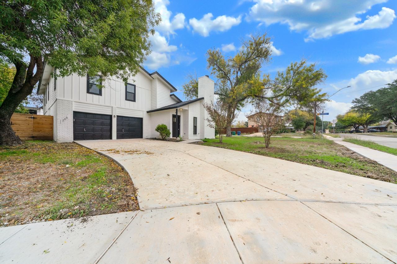 205 Downshire Dr - Photo 2 of 34