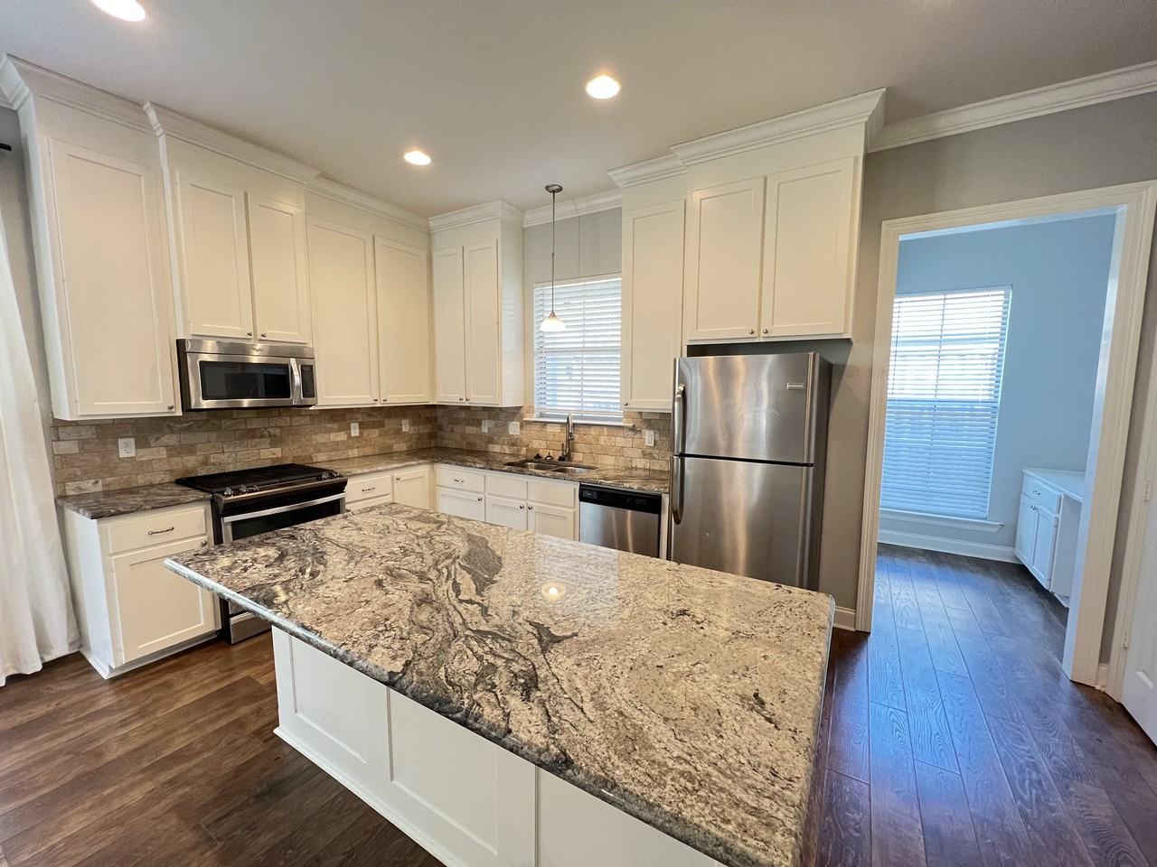 8027 Seville Ct - Photo 3 of 15