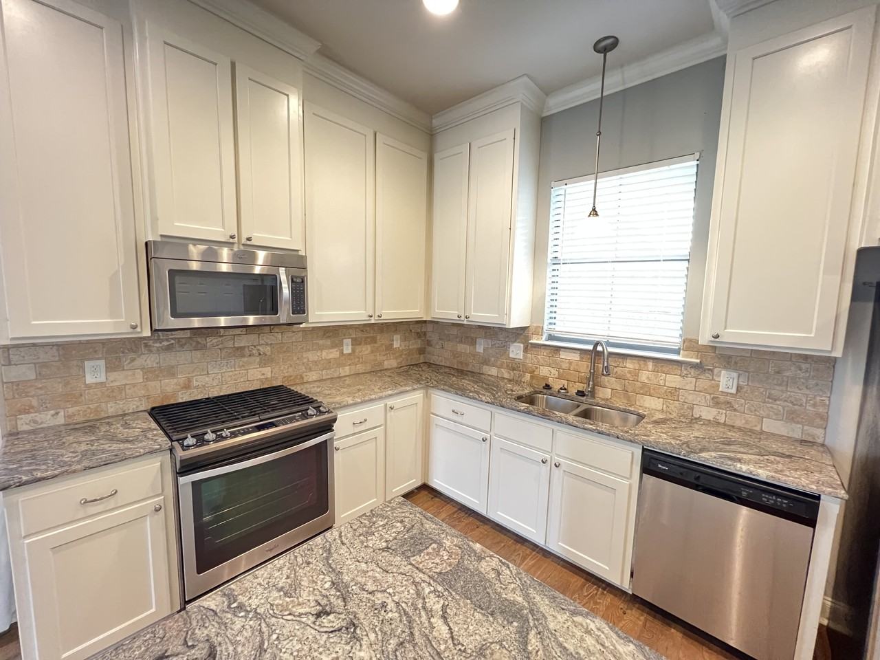 8027 Seville Ct - Photo 5 of 15