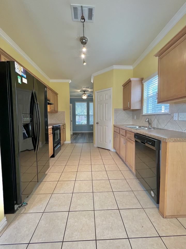 2204 Griffin Dr - Photo 4 of 22