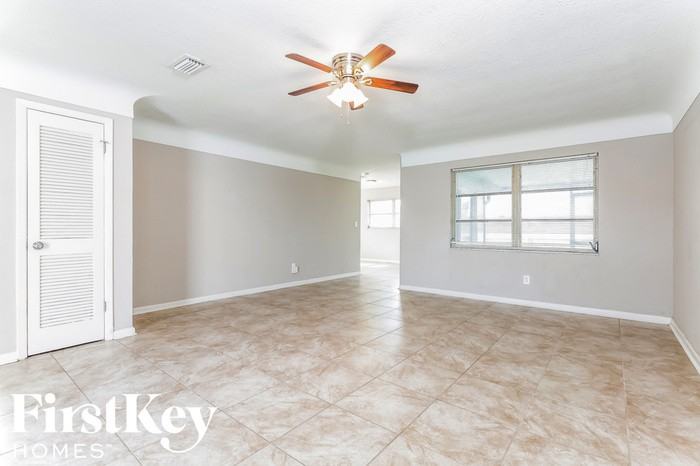 565 Belair Ave - Photo 3 of 15