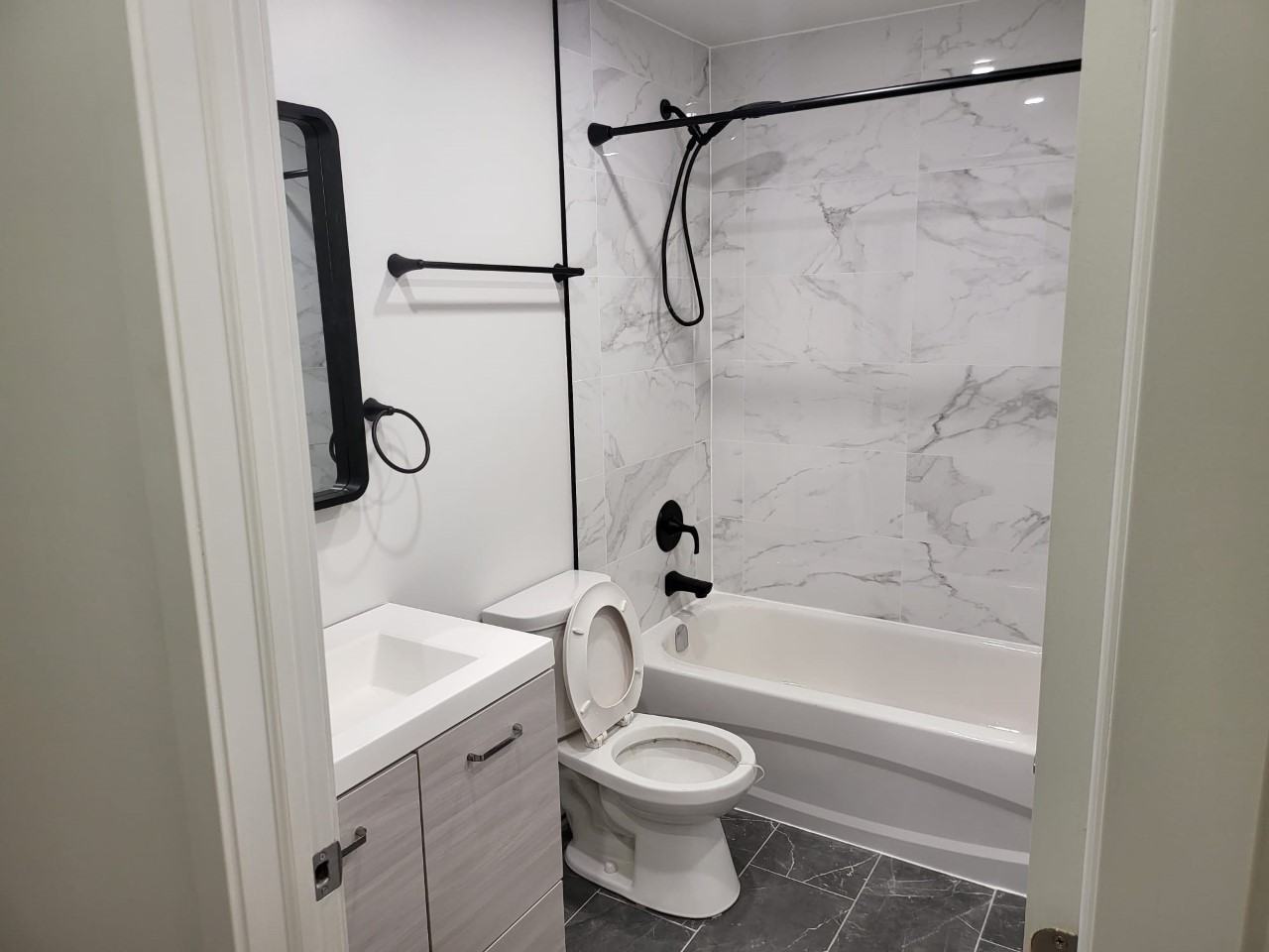 2385 Avenue de la Salle - Photo 2 of 9