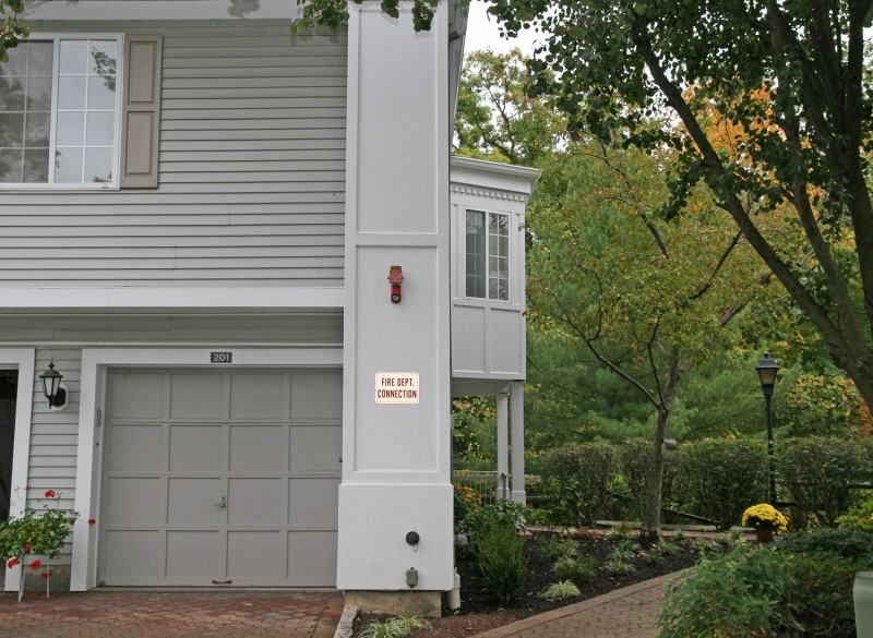 201 Riveredge Dr - Photo 2 of 17