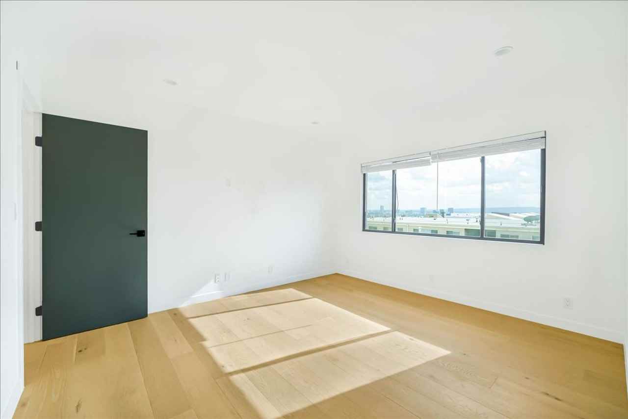 1210 Larrabee Street #05 - Photo 5 of 17