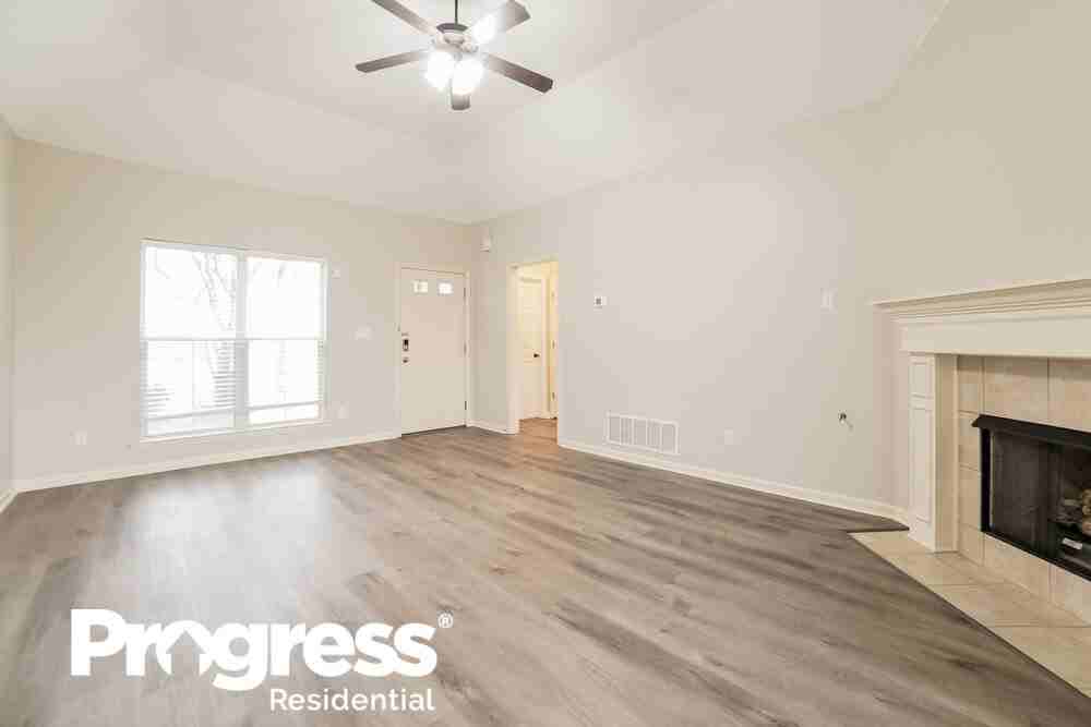 5571 Lakeside Cir W - Photo 3 of 21