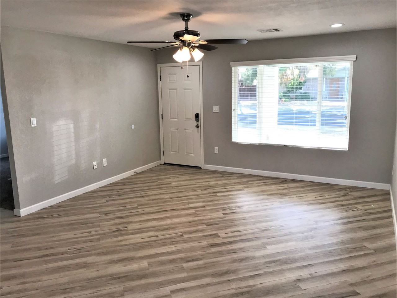 604 E Julie Dr - Photo 2 of 16