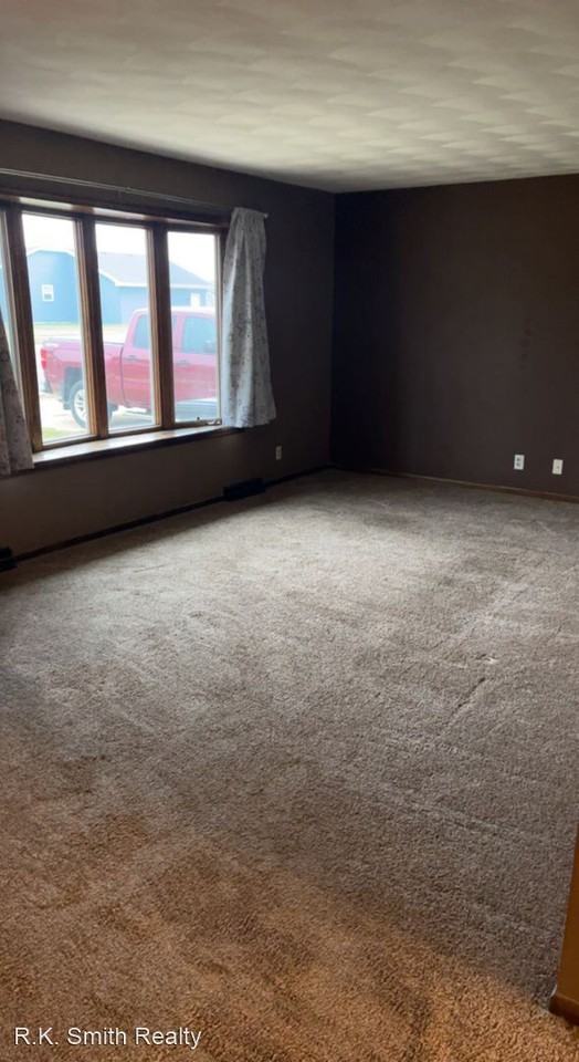 943 Rainbow Dr - Photo 2 of 17