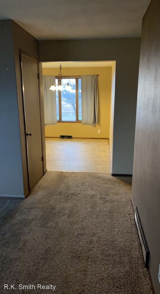 943 Rainbow Dr - Photo 3 of 17