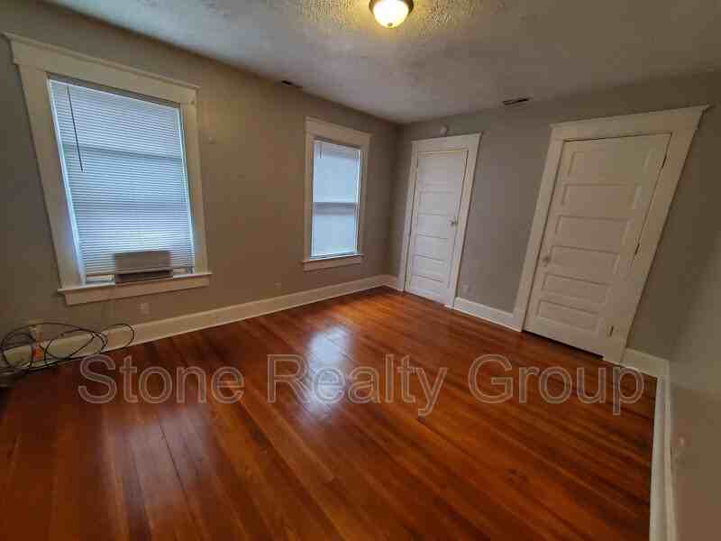 704 1/2 S Center St - Photo 4 of 9