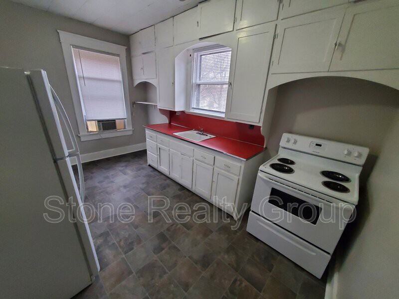 704 1/2 S Center St - Photo 6 of 9