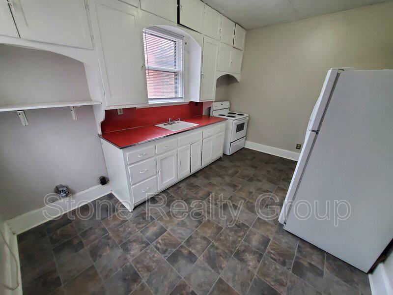 704 1/2 S Center St - Photo 7 of 9