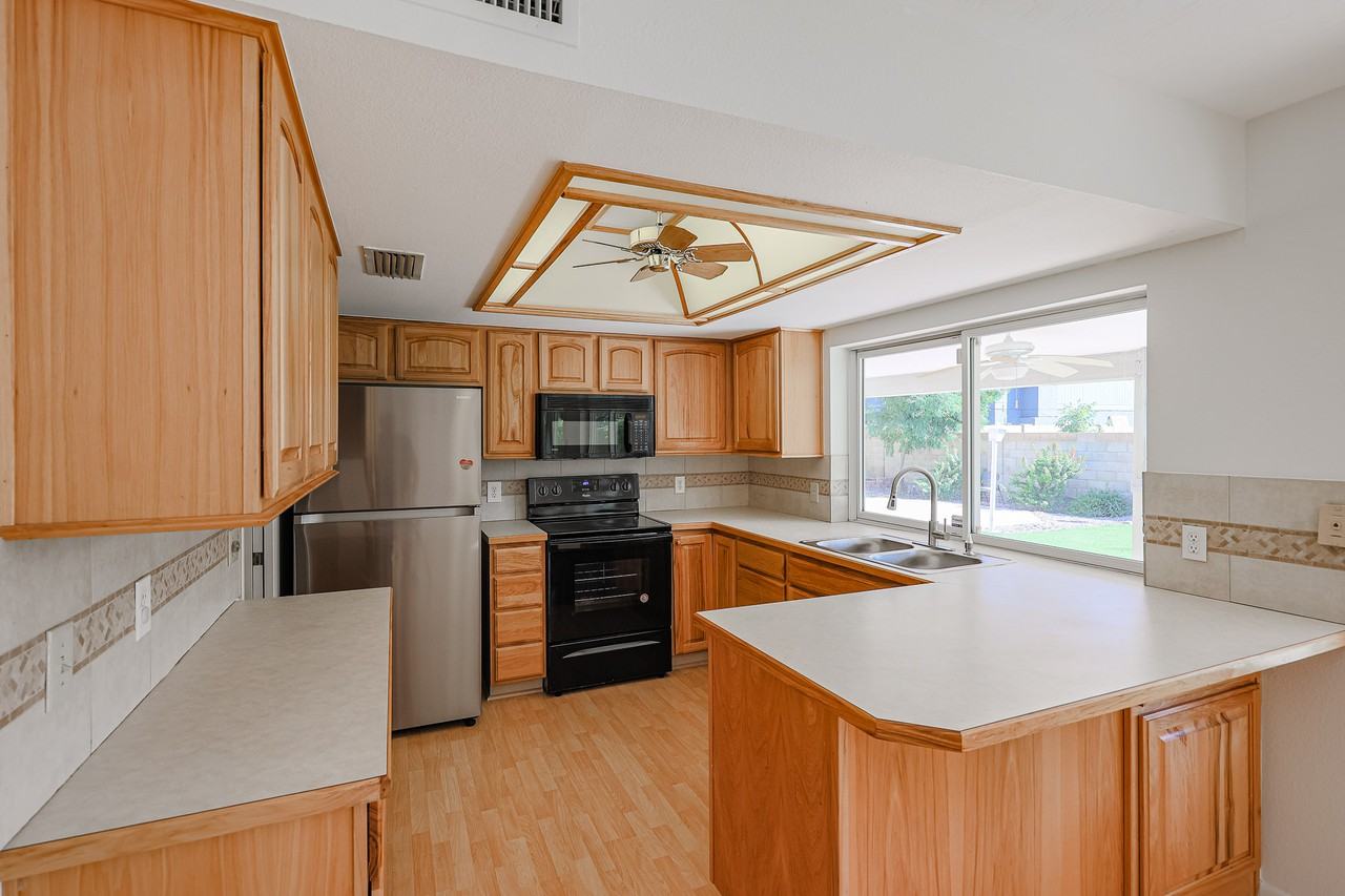 863 W Meseto Ave - Photo 3 of 50