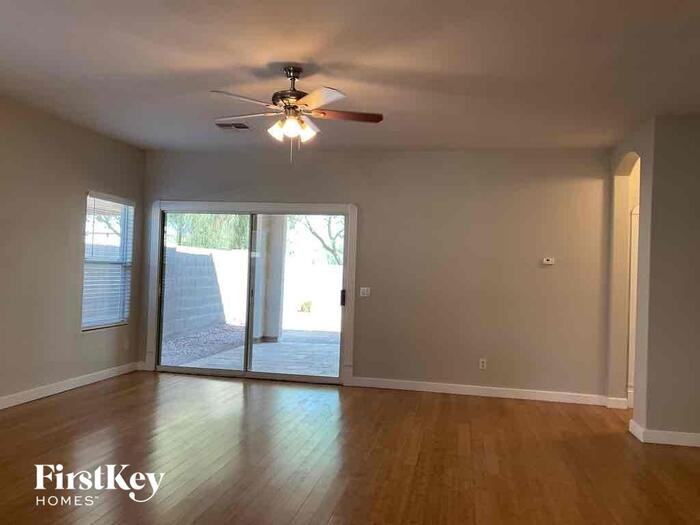 11622 W Monroe St - Photo 2 of 12