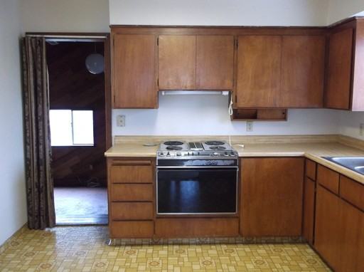 239 NE Ash St - Photo 2 of 3