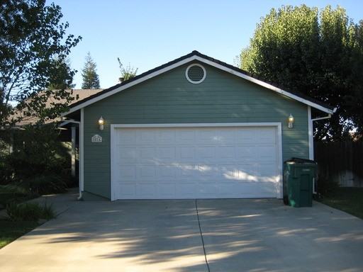 1015 Green St - Photo 2 of 8