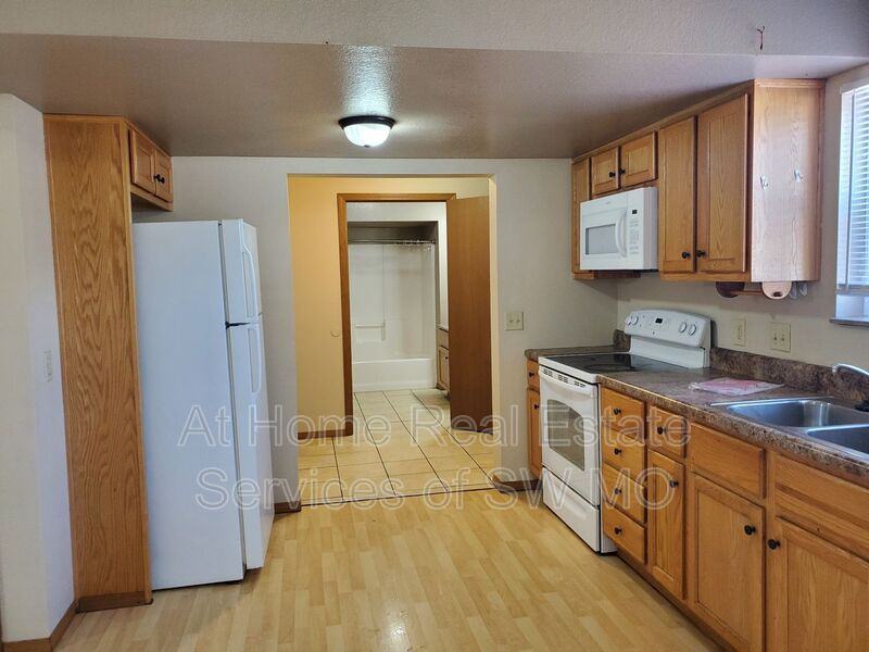 625 W Meadowview Dr #4 - Photo 2 of 6