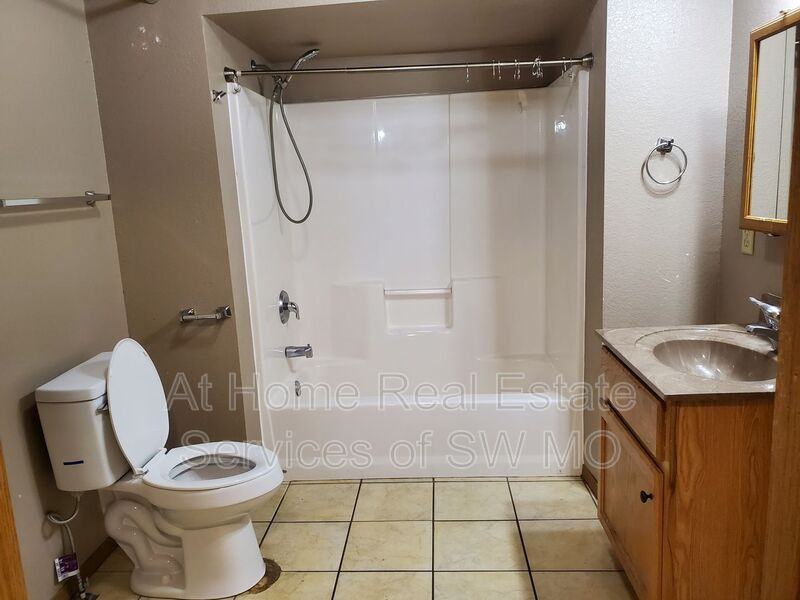 625 W Meadowview Dr #4 - Photo 4 of 6