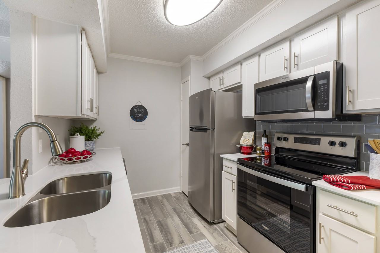 Brixton McKinney Apartments - Photo 4 of 24