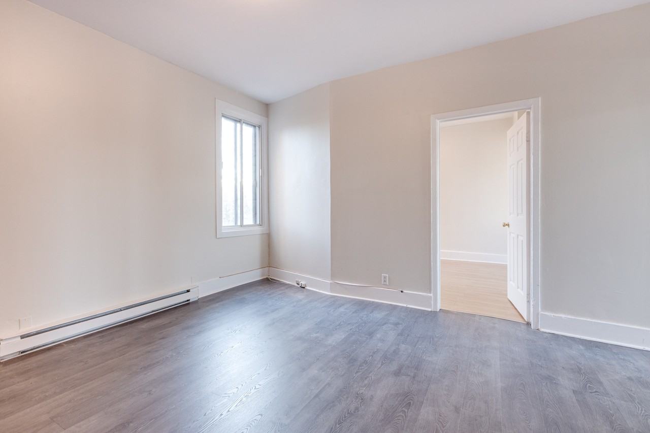 554 4e Avenue - Photo 3 of 15