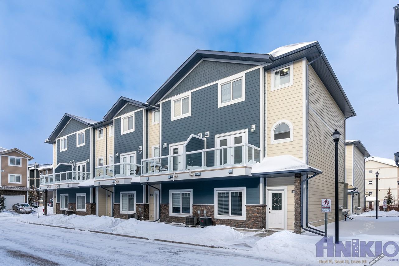 3 Bedroom Townhouse in Stonebridge Apartments 212 Willis Cres