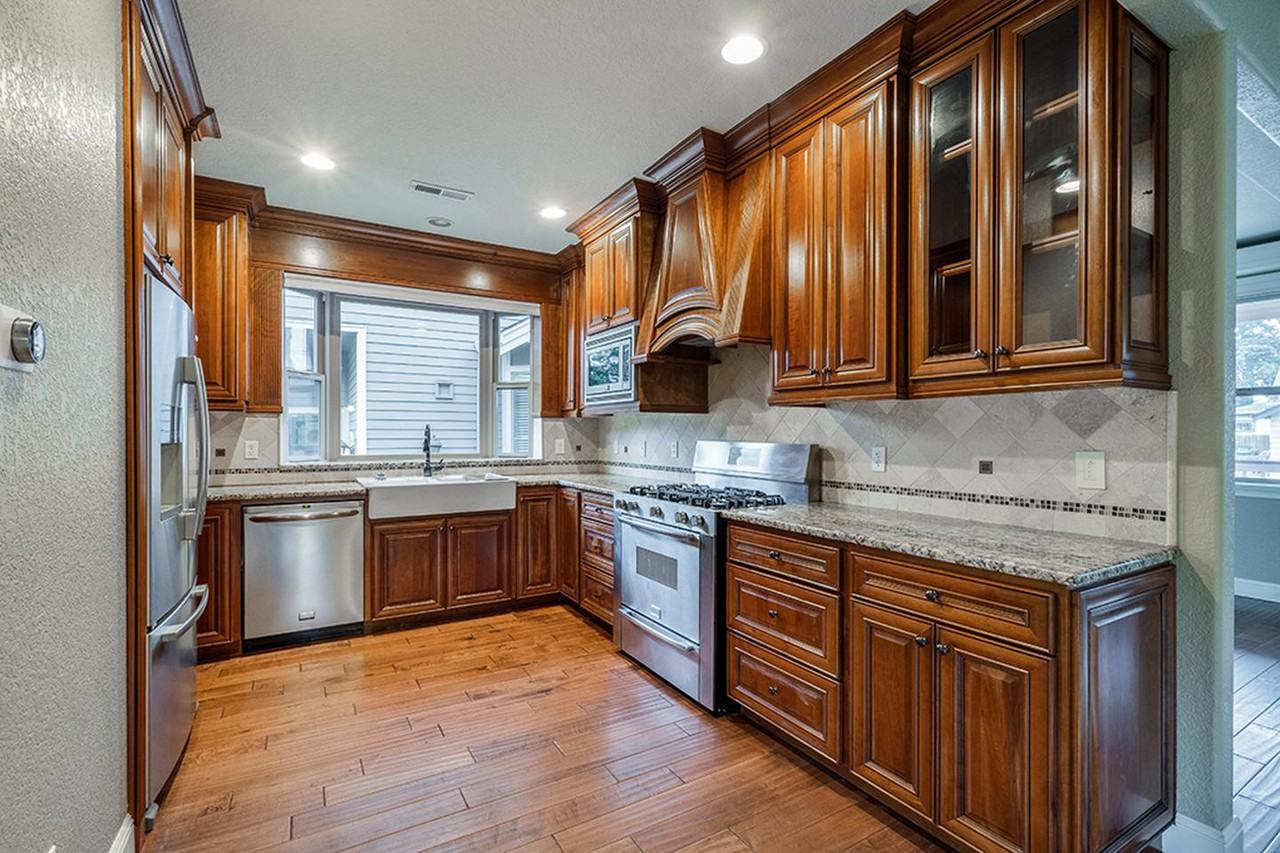 Custom Alberta Arts home walkable to top eateries & bars - Photo 5 of 20