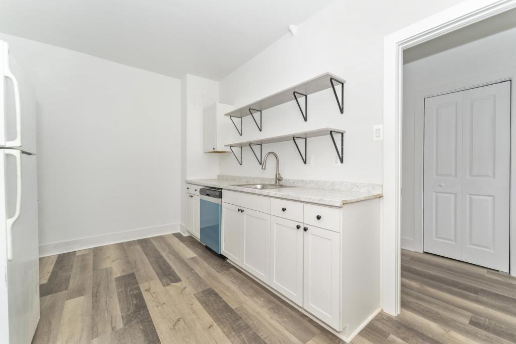 111 E 7th St - Photo 6 of 27