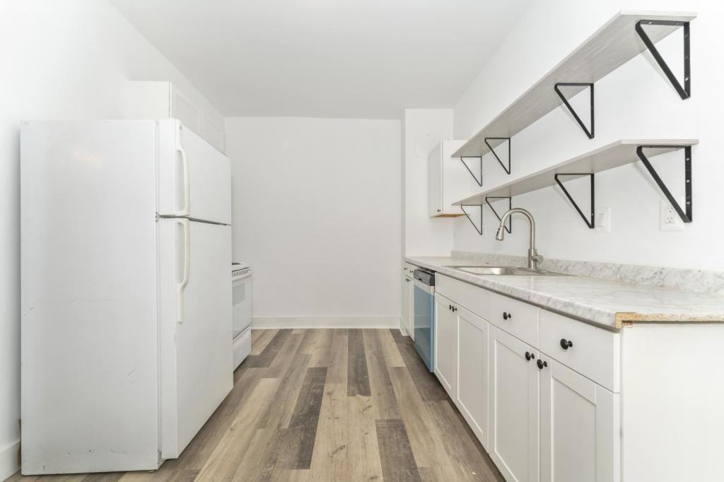 111 E 7th St - Photo 7 of 27