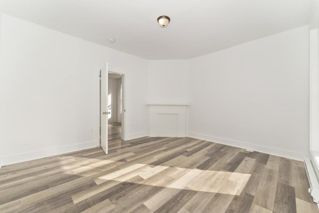 111 E 7th St - Photo 3 of 27