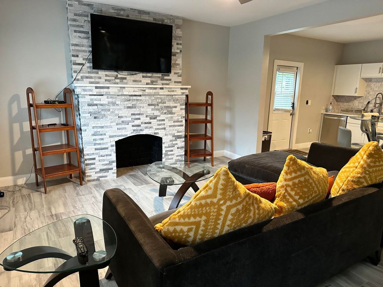 301 Hawthorne Dr - Photo 2 of 14