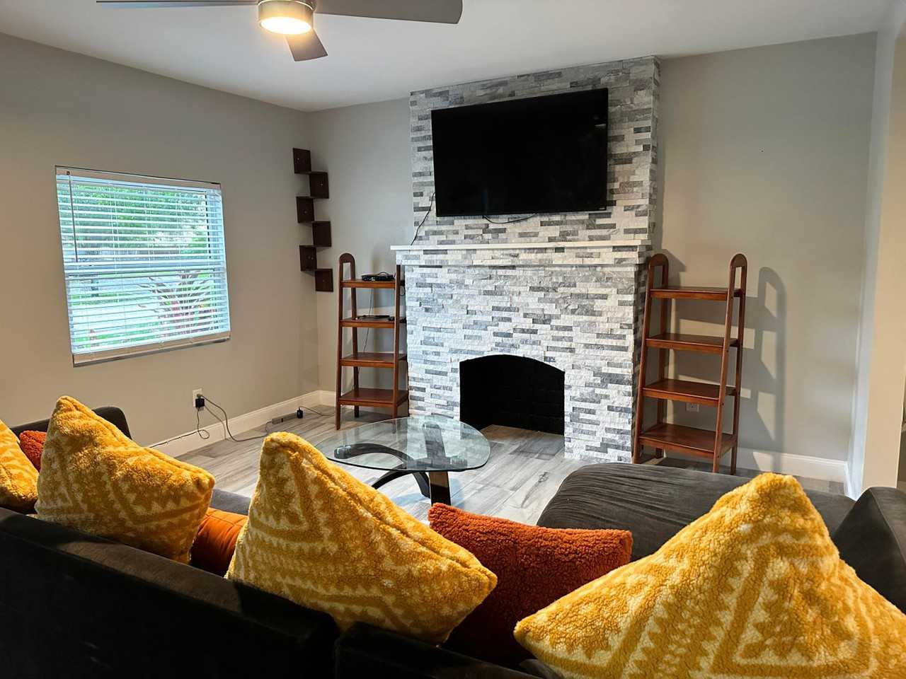 301 Hawthorne Dr - Photo 3 of 14