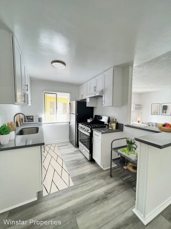 College Manor - Photo 4 of 39