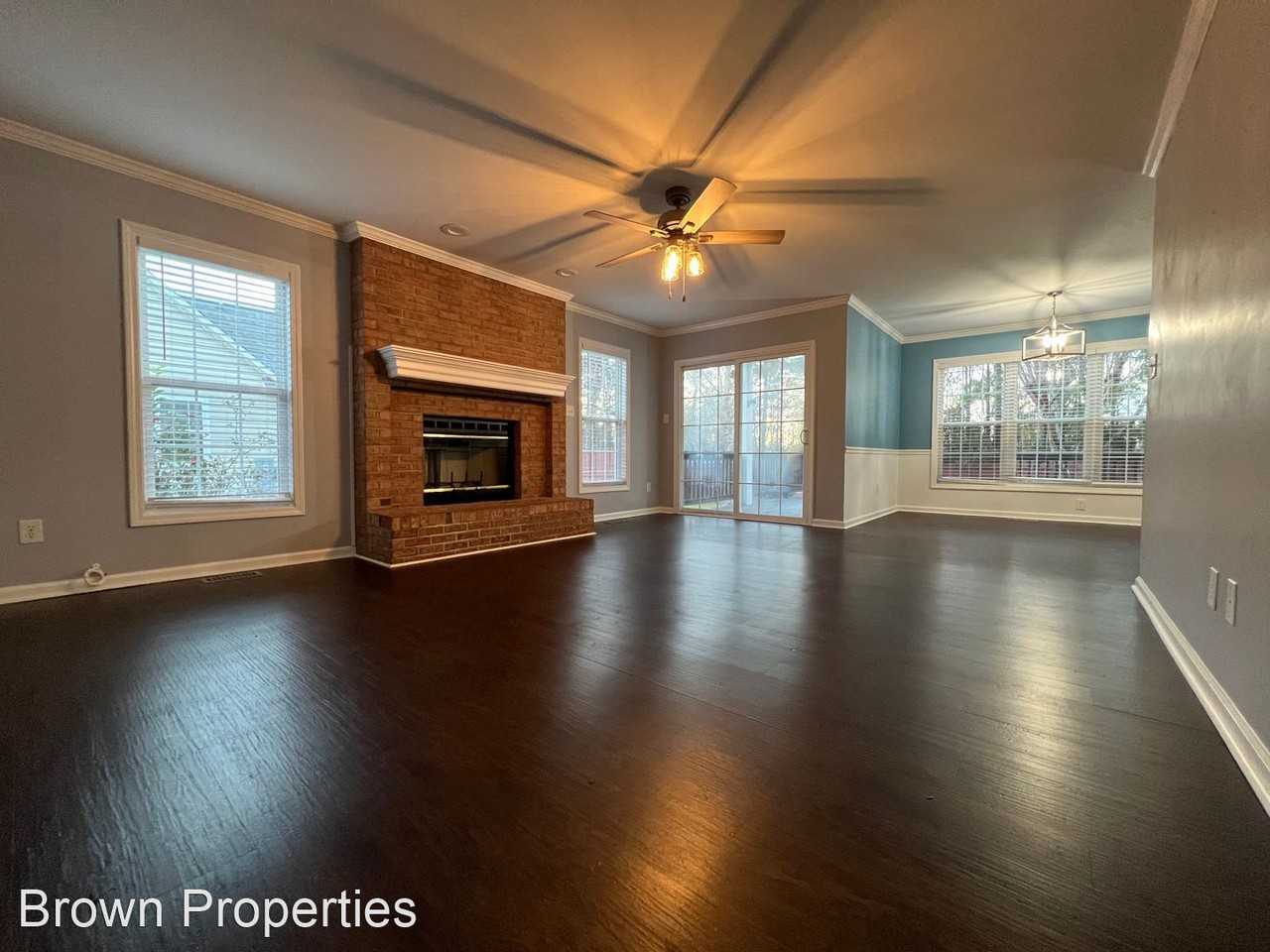 232 Newport Dr - Photo 3 of 43