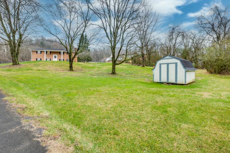 134 Howes Chapel Rd - Photo 2 of 32