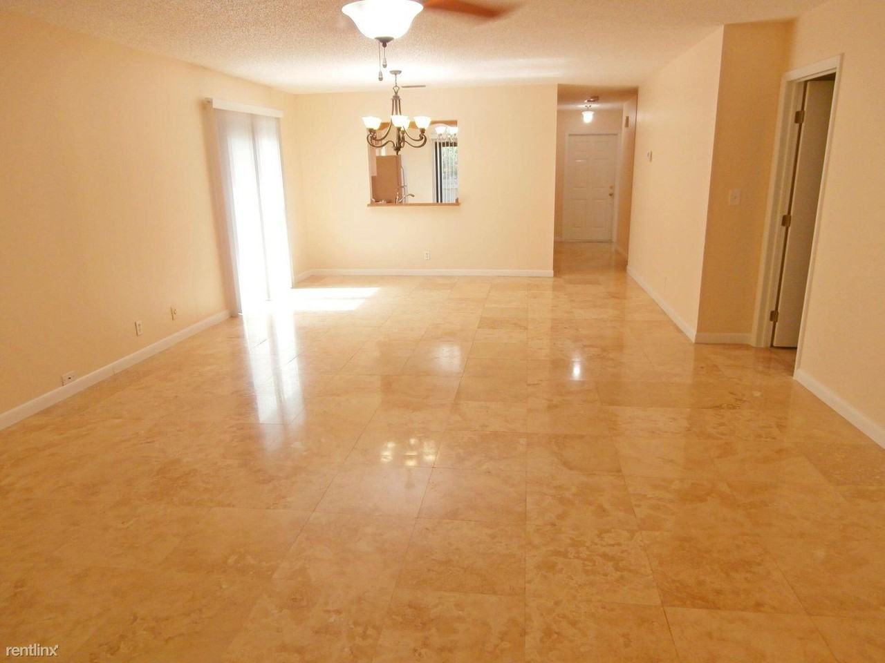 468 Ne 42nd St - Photo 3 of 11