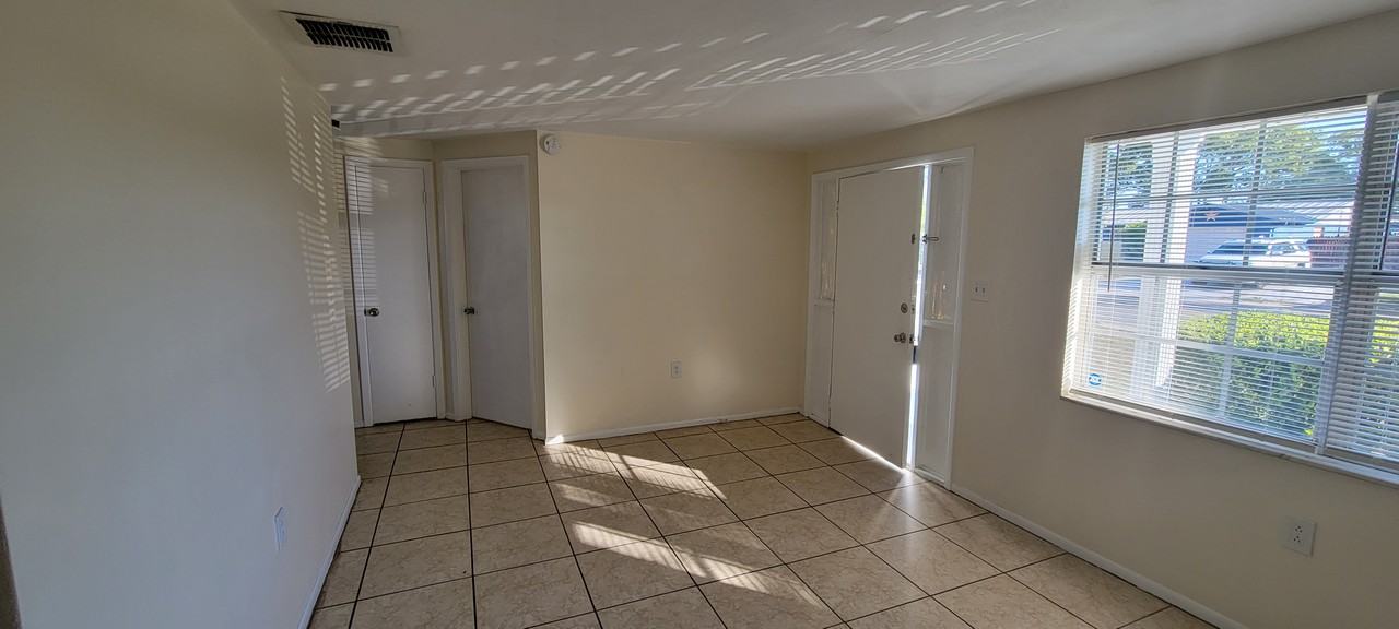 3623 Holiday Lake Dr - Photo 3 of 11