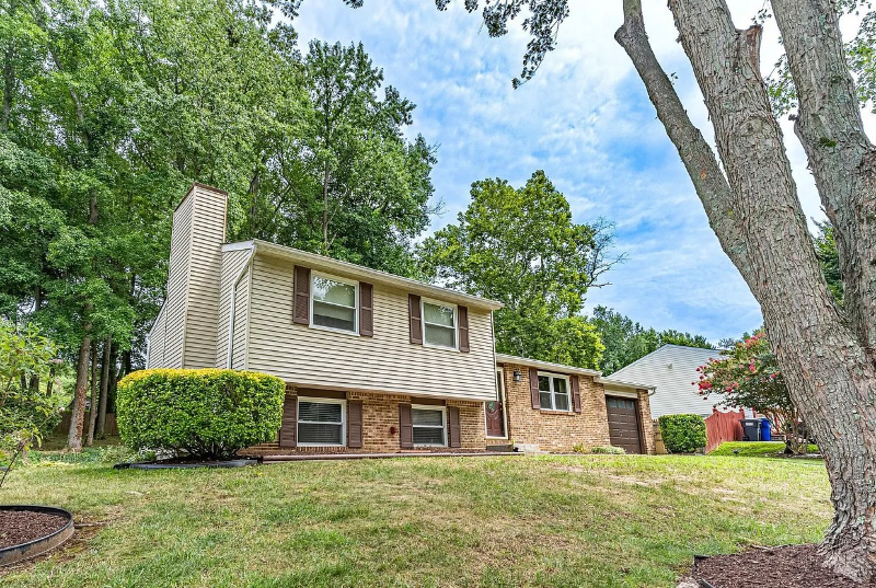 2126 Briarwood Dr - Photo 2 of 15