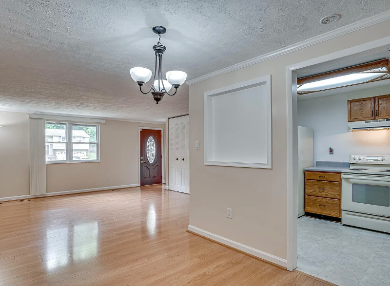 2126 Briarwood Dr - Photo 3 of 15