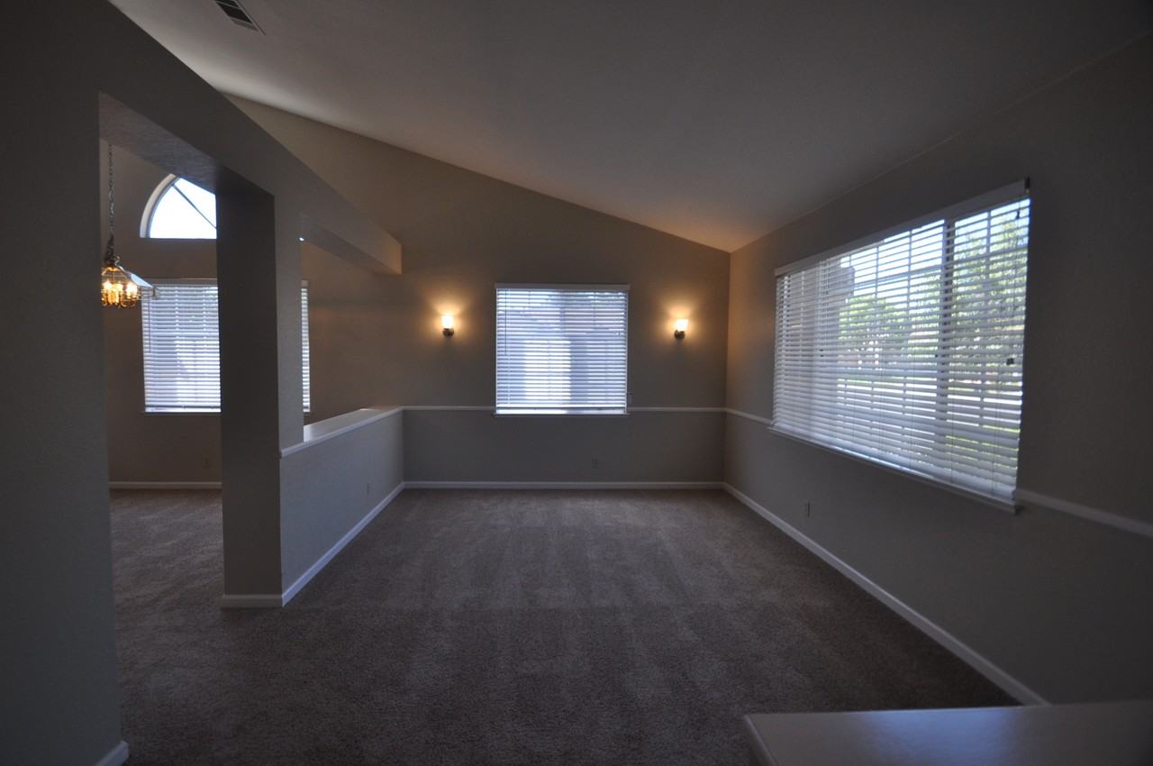 528 Freemark Ln - Photo 3 of 12