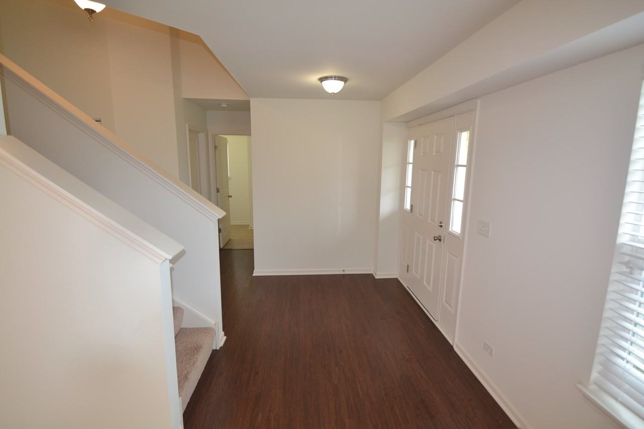 39398 N Queensbury Ln - Photo 3 of 7