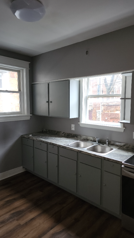 409 Emerald St - Photo 3 of 3