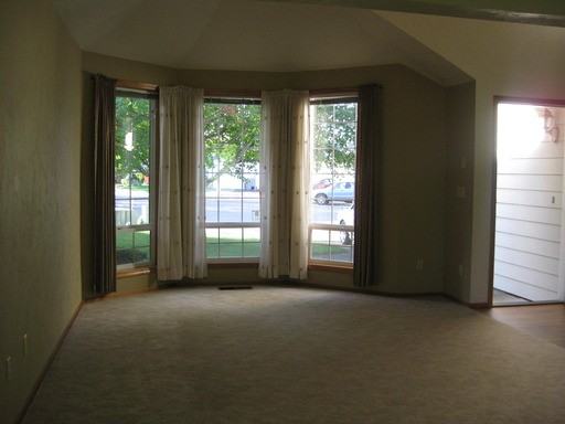 1014 NE Angelee Pl - Photo 2 of 9