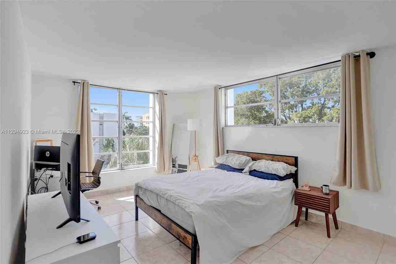 1075 93rd St - Photo 3 of 8