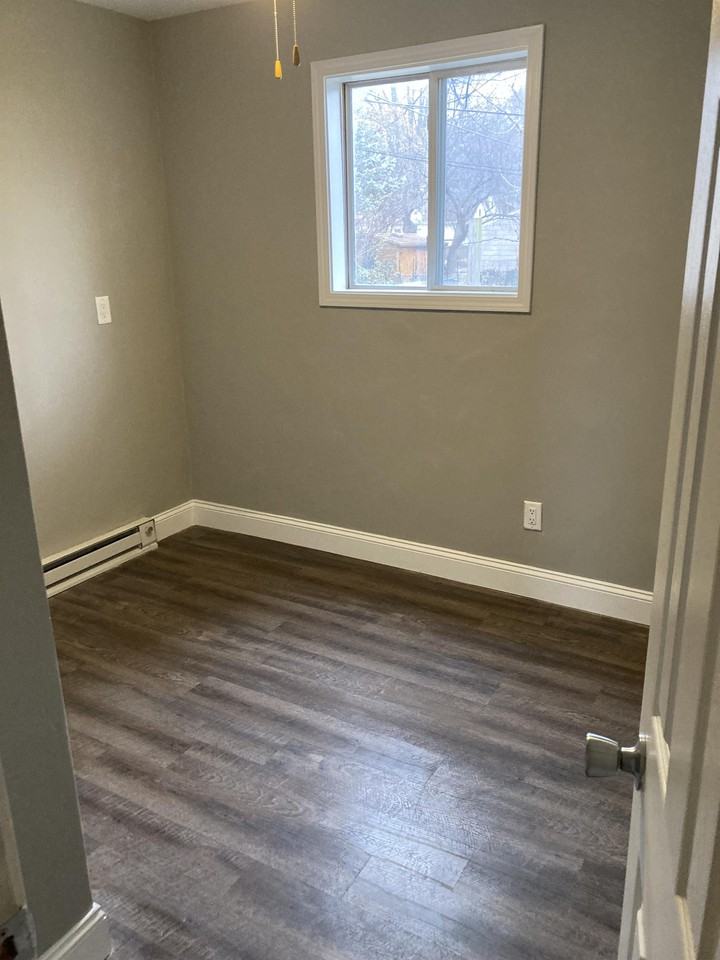 711 Governor St #B - Photo 4 of 7