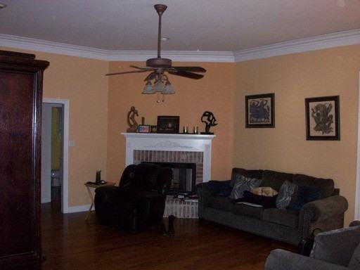 118 Augusta Ave - Photo 3 of 12